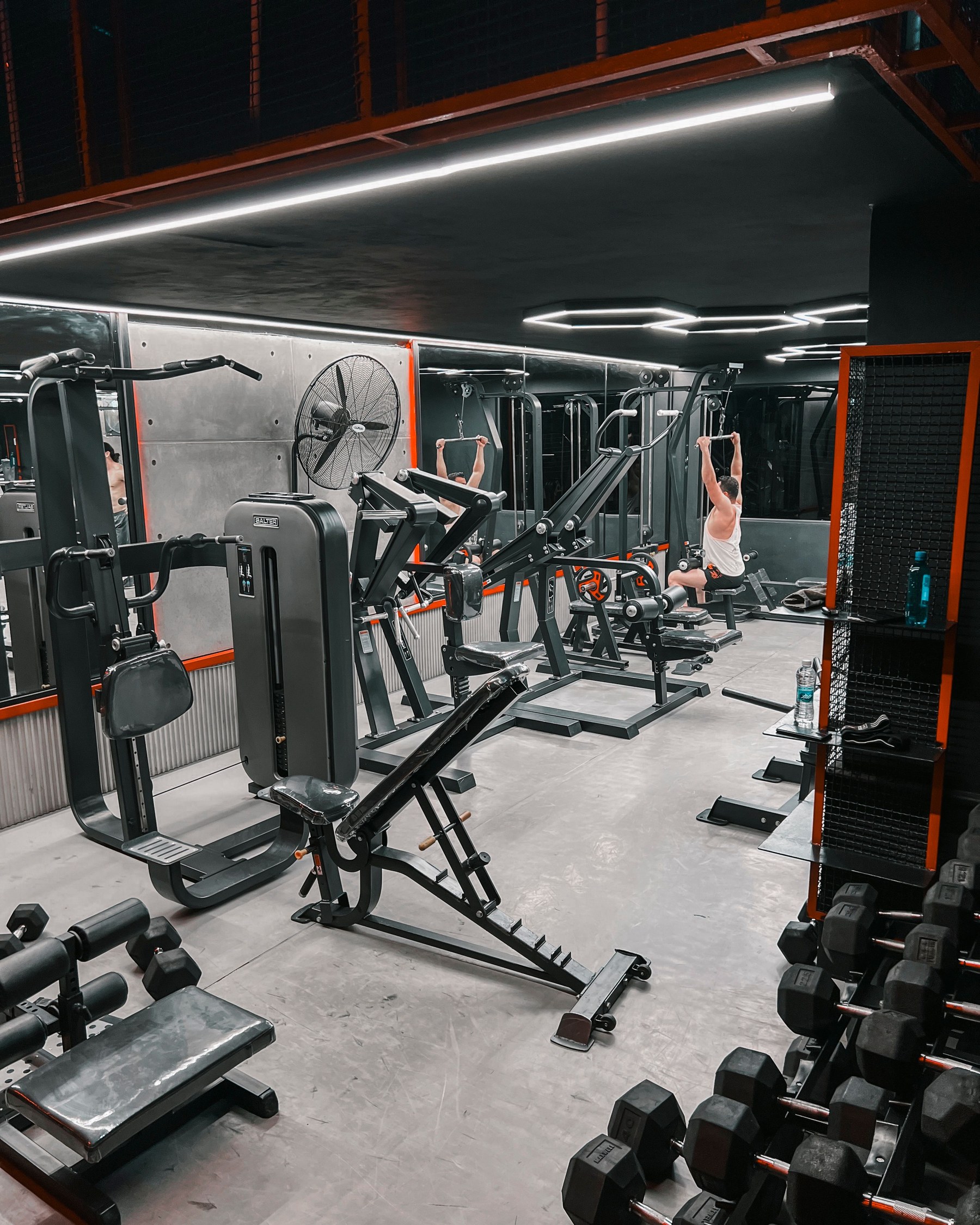 Sala de máquinas con una persona entrenando